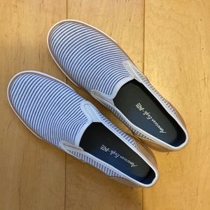 American Eagle, Women’s size 8 slip on dock shoes, NWOT, blue & white striped
